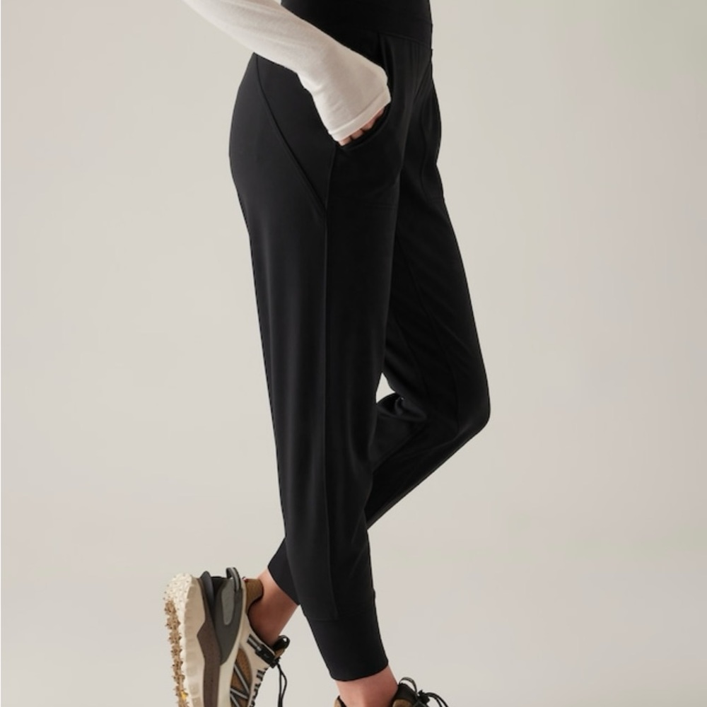 Athleta Mid Rise Venice Jogger NWT Black S